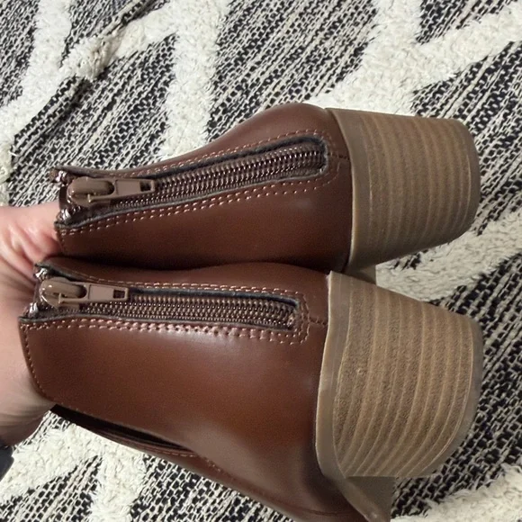 Nwot Cushionaire Brown Leather Ankle Booties size 8 - Picture 4 of 5